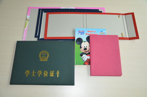 آلة تغليف الورق المقوى الرمادي ذات المحطات المزدوجة لصنع حاويات الكتب الصلبة MF-SCM500A2